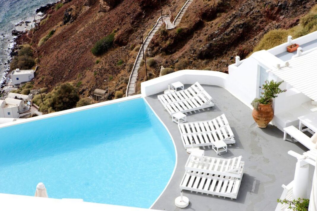 best-hotels-in-santorini-greece-for-families